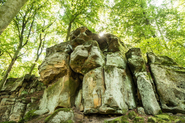 Die Teufelsschlucht im Naturpark Südeifel ist ein grandioses Landschaftserlebnis. Hier im deutsch-luxembergischen Grenzgebiet gibt es bis 70 Meter hohe Felsen mit Klüften und engen Spalten. Ein Abenteuer für die ganze Familie mit vielfältigen Wandermöglichkeiten.