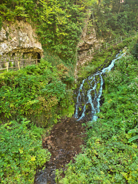 Elfengrotte mit Elbesbach-Wasserfall